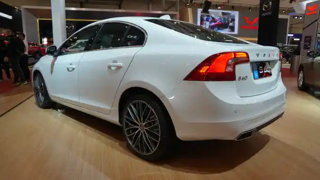 Foto - GALERI: Volvo S 60 di GIIAS 2017 (13 FOTO)