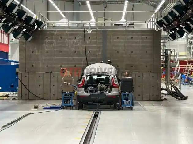 Foto - Volvo Hancurkan Mobil 300 kali Setahun Demi Safety