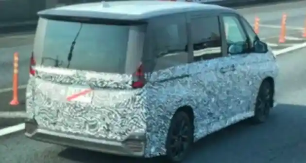 Foto - SPY SHOT: Toyota Voxy Generasi Terbaru