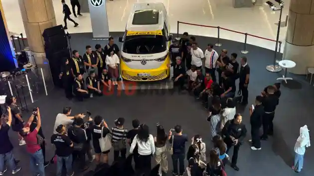 Foto - Road Trip Bareng Rainer Zietlow, Penjelajah Dunia Dengan VW ID. BUZZ Dari Jakarta ke Surabaya