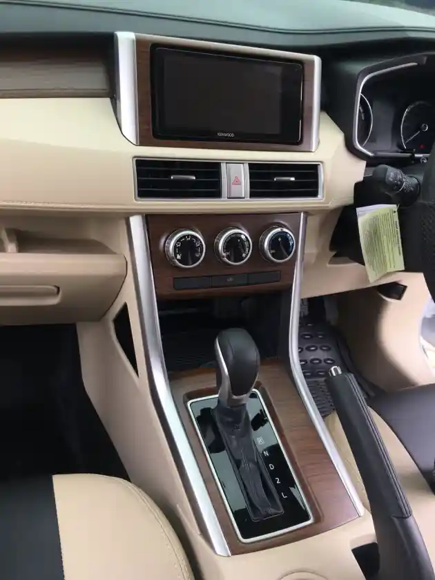 Foto - Bikin Mewah Interior Mitsubishi Xpander Dengan Wood Panel