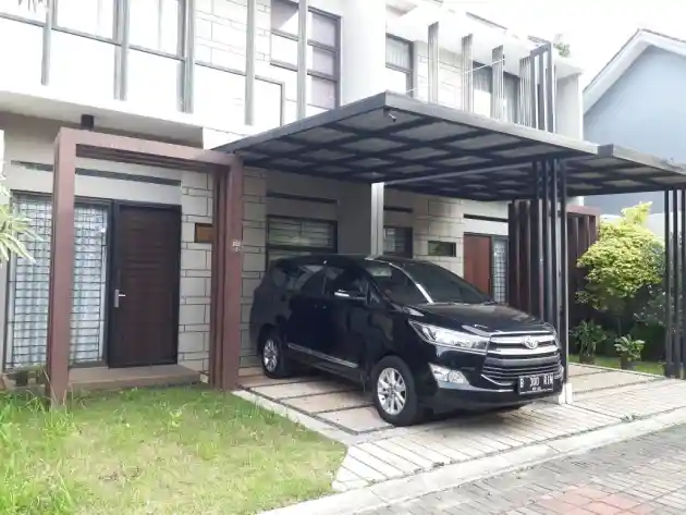 Foto - Jangan Tinggal di Depok Jika Punya Mobil Tapi Tak Punya Garasi