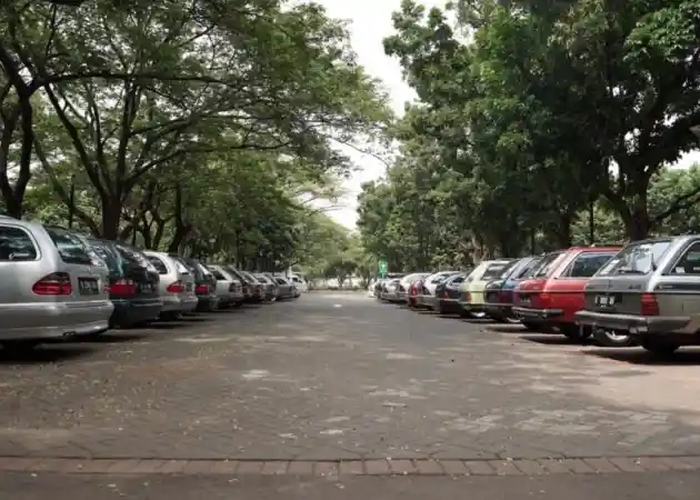 Foto - Puluhan Mercedes-Benz Station Wagon Banjiri Jakarta