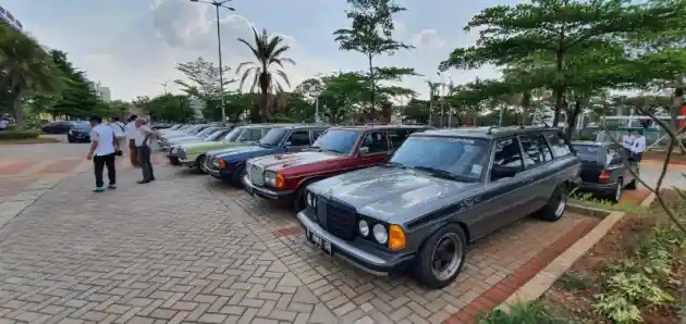 Foto - Puluhan Mercedes-Benz Station Wagon Banjiri Jakarta