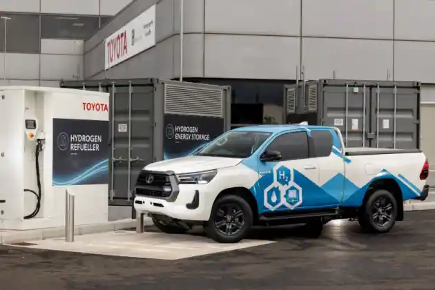 Foto - Toyota Hilux Hidrogen Diperkenalkan, Mampu Menempuh Jarak 500 Km