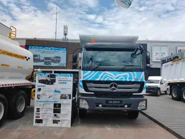 Foto - Tengok Deretan Truk Mercedes-Benz di Area Tambang