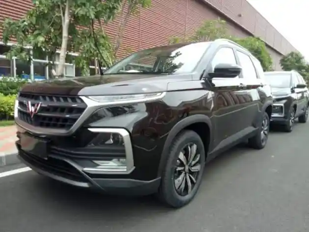 Foto - Detik-detik Kemunculan Wuling Almaz