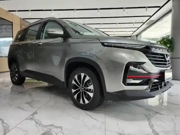 Foto - Wuling Almaz RS EX, Tawarkan Sosok SUV Dengan Ragam Fitur Modern Berharga Ramah