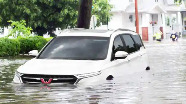 Foto - Curah Hujan Tinggi Hingga Menyebabkan Banjir, Jangan Paksakan mobil Untuk Menerjangnya