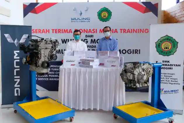 Foto - Wuling Berikan Unit Almaz Untuk Jadikan Bahan Praktek Di Sebuah SMK