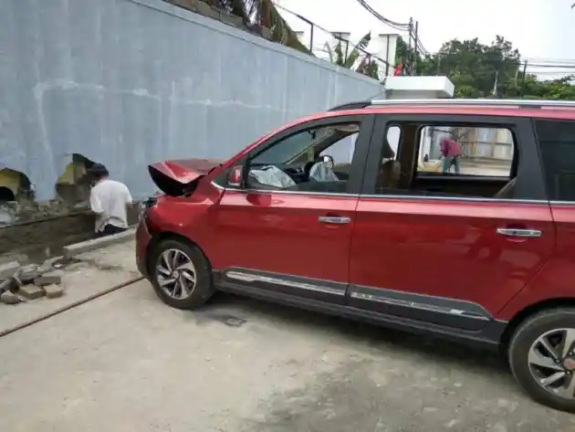 Foto - Sebuah Wuling Confero Menghantam Tembok, Begini Jadinya (5 Foto)