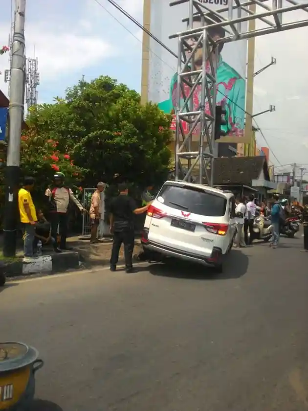 Foto - Confero dan Xpander Kecelakaan Dalam Sehari. Ini Kata Pakar Safety Driving