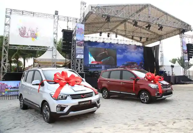 Foto - Wuling Beri 3 Unit Confero Gratis Pada Konsumennya!