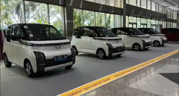 Foto - Wuling Tampilkan Versi Modifikasi Air ev dan Alvez di Ajang IMX 2023