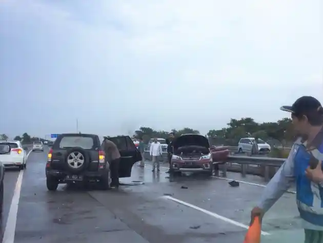 Foto - Wuling Confero Terguling di Tol, Ini Kata Pakar