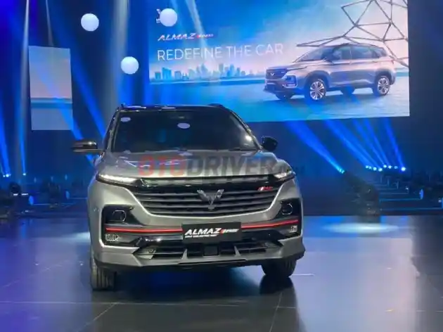 Foto - Wuling Perkenalkan Logo Baru, Almaz RS Pengguna Pertamanya