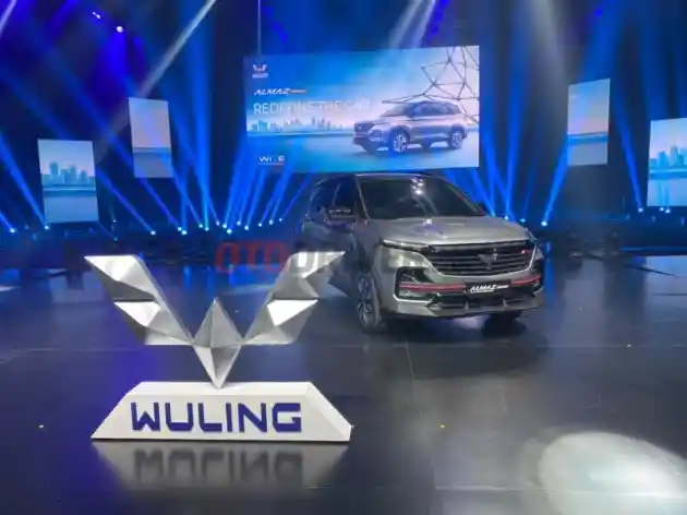 Foto - Wuling Perkenalkan Logo Baru, Almaz RS Pengguna Pertamanya