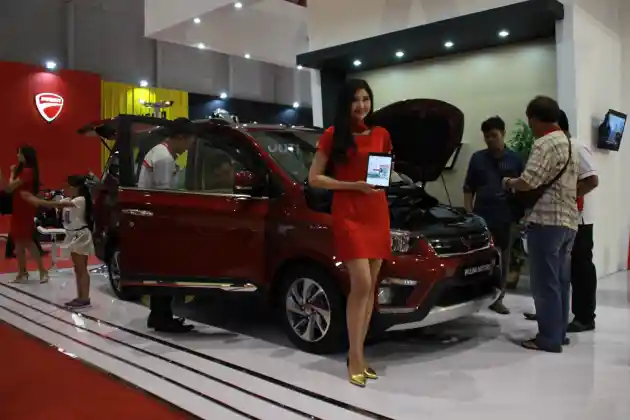 Foto - Pengunjung Jakarta Fair 2017 Serbu Gerai Wuling