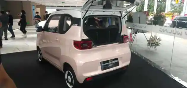 Foto - Wuling Mini EV Nongol Di Wuling Centre. Kode Keras Masuk Indonesia.