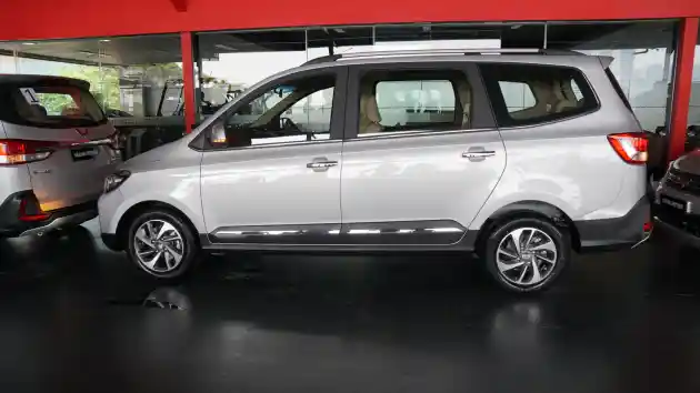 Foto - Small MPV Mitsubishi Kalah Telak Secara Harga Saat Bertemu Wuling Confero