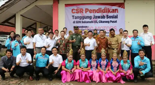 Foto - Tanggung Jawab Sosial, Wuling Bantu SD di Cikarang