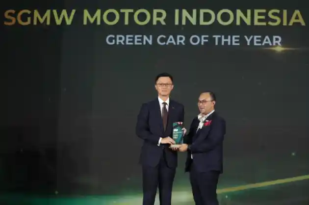 Foto - Wuling ABC Stories Terima Penghargaan Green Car of The Year