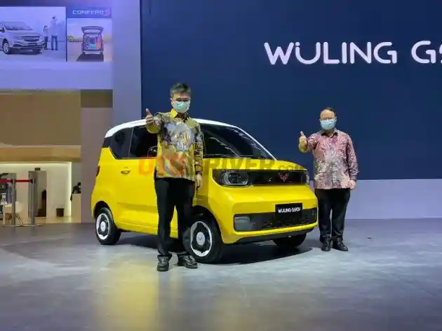 Foto - Wuling Motors Pamerkan Dua Mobil Listrik Mini Yang Bakal Diproduksi di Indonesia