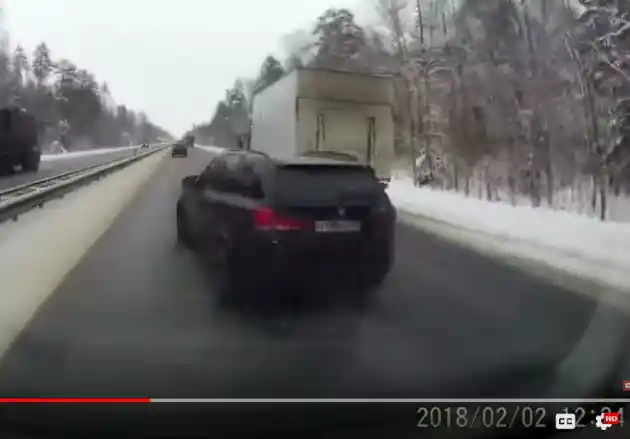 Foto - VIDEO: BMW X5 'Melintir' Sebabkan Truk Terguling