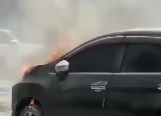 Foto - Sebuah Mitsubishi Xpander Terbakar di Pekanbaru