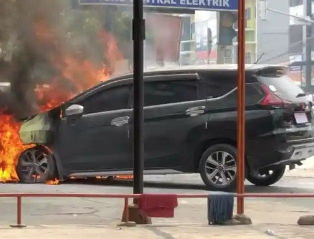 Foto - Sebuah Mitsubishi Xpander Terbakar di Pekanbaru