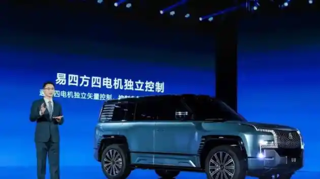 Foto - Pesaing G-Class, BYD YangWang U8 Bisa Mengapung di Air