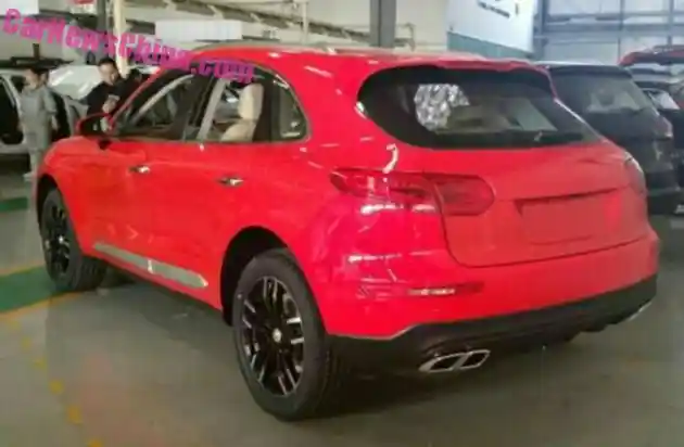 Foto - Porsche Macan Dijiplak Pabrikan China