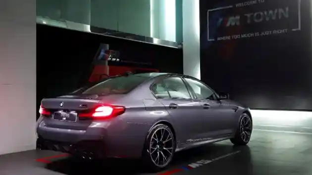 Foto - Resmi Dijual Rp 4,7 M, Begini Kehebatan BMW M5 Competition