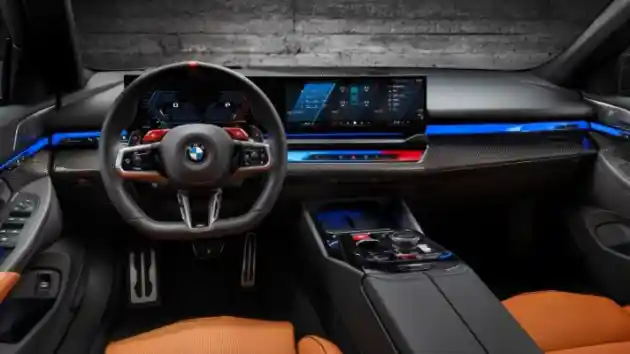 Foto - BMW M5 G90 Resmi Debut Dunia, Bobot Hampir 2,5 Ton
