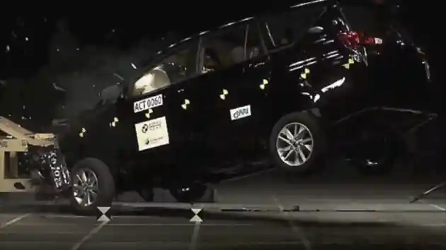 Foto - VIDEO: Crash Test Toyota All New Kijang Innova 2016