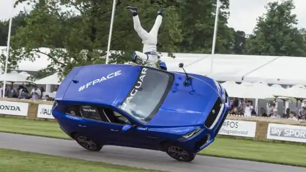 Foto - VIDEO: Jaguar F-Pace Dibawa Melaju Dengan Dua Roda!