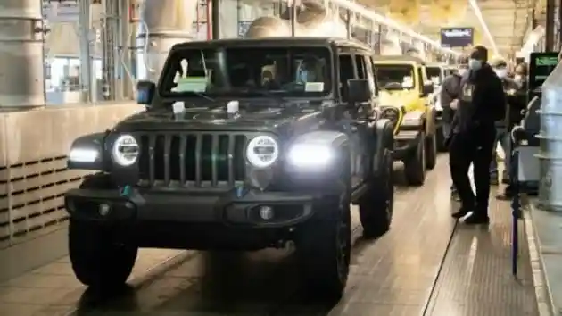 Foto - Peraturan Emisi Yang Ketat Membuat Jeep Mengurangi 2.000 Lebih Karyawan Mereka