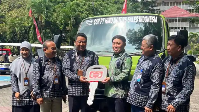 Truk - Hino Serahkan Truk Seri 300 Untuk Universitas Negeri Yogyakarta