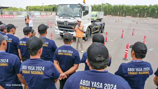 Bus - Peserta Abdiyasa Nasional 2024 Belajar Paham Truk Dan Bus Di Fasilitas Hino