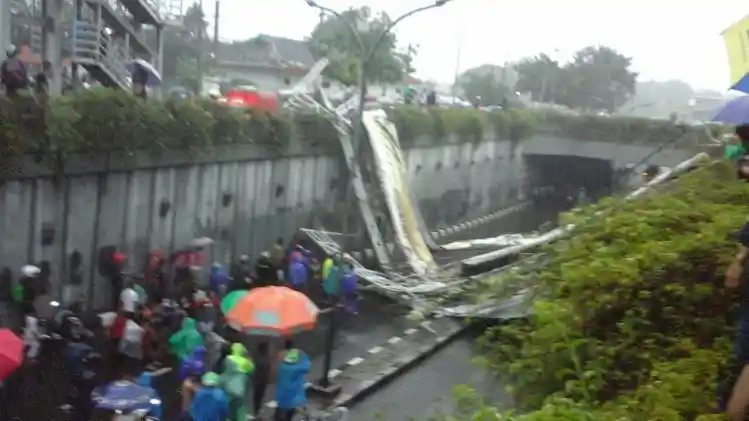  Jembatan  Penyeberangan Orang di Pasar Minggu Ambruk 