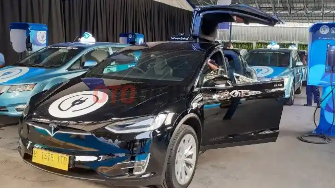 Melihat Lebih Dekat Tesla Model X Taksi Silverbird 8 Foto 