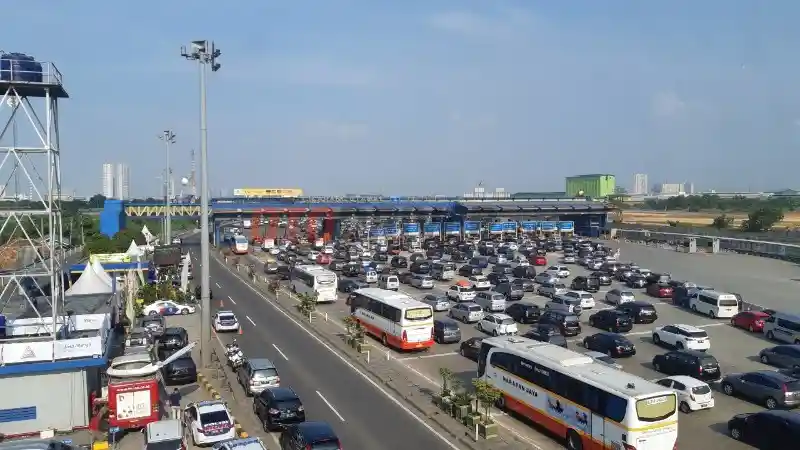 Contraflow Tol Trans Jawa Mulai Diberlakukan Di Tol Japek Km 47 0552